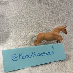 Breyer Jumping Palomino Stablemate model horse
